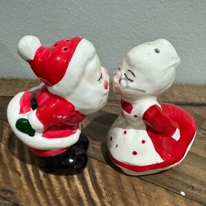 Vtg Kissing Santa Mrs Claus Salt And Pepper Shakers Set!  Made In KOREA